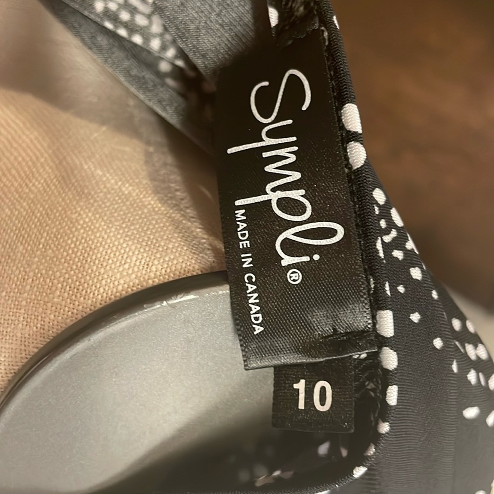 Sympli sleeveless tunic in black and white